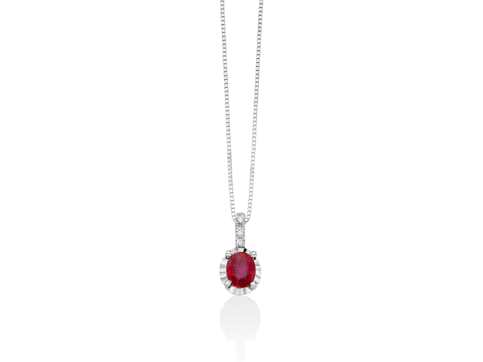 Collana con rubino ovale e tre diamanti in oro bianco