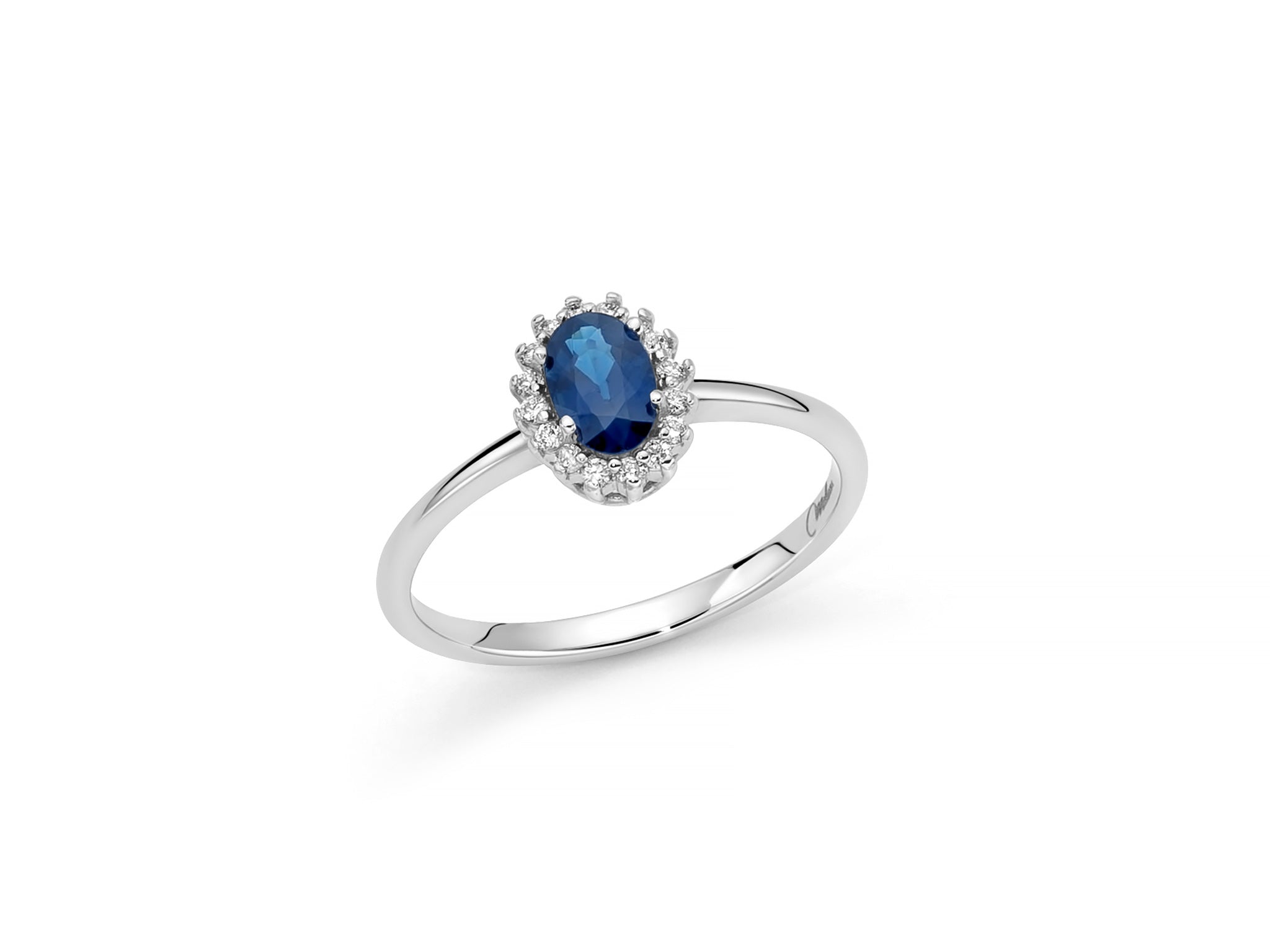 Anello con zaffiro blu ovale e diamanti in oro bianco