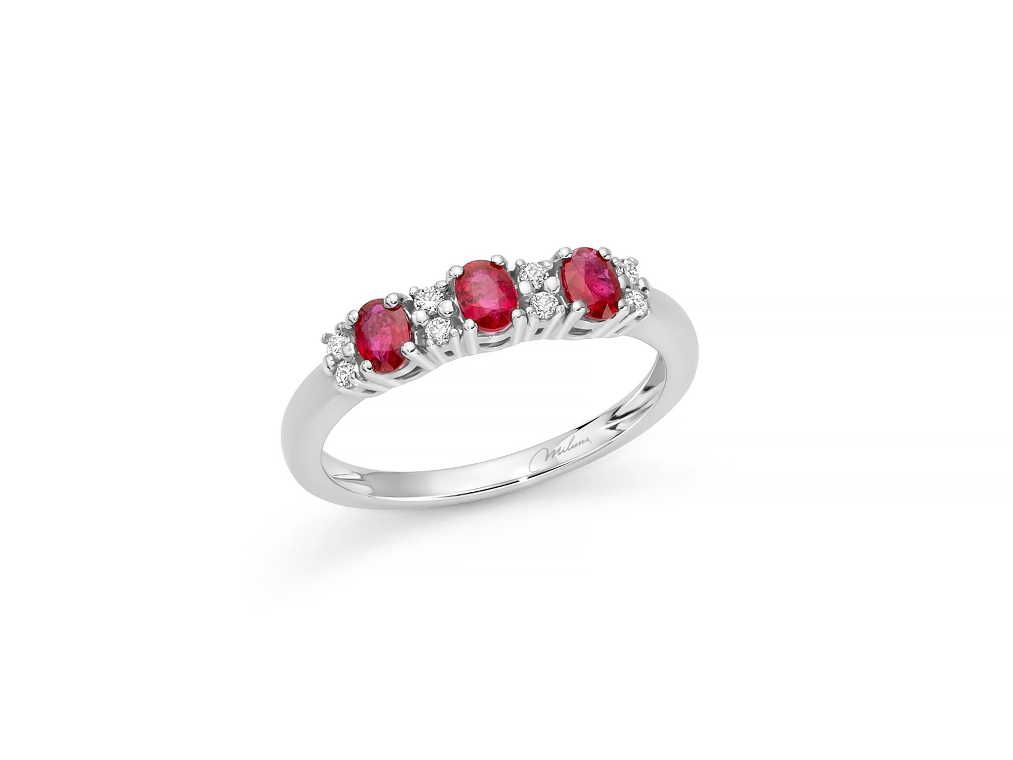 Anello trilogy con rubini ovali e diamanti in oro bianco