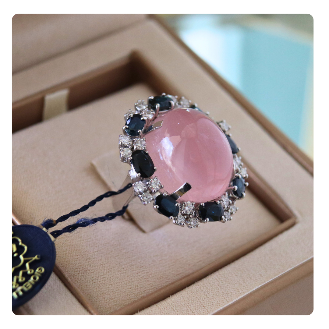 Anello in Oro 18kt con Quarzo Rosa, Diamante e Zaffiro | Giovanni Pace Jewels